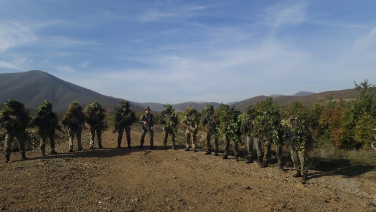 Ushtarët e FSK-së përfundojnë dy kurse ushtarake, njëra për snajper