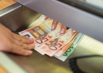 Dalin pagat për punonjësit e shtetit