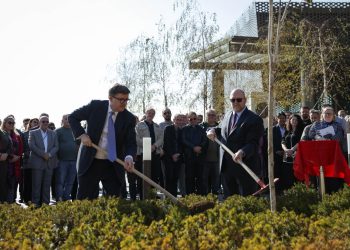 O’Brien e Hovenier mbjellin pemë në nderim dhe kujtim të Kaidanow