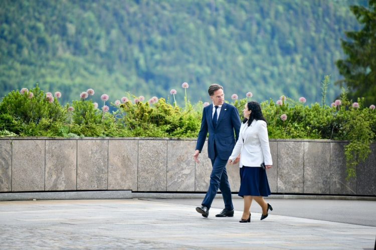 Osmani uron Rutten: Mezi pres të punojmë bashkë në avancimin e rrugës së Kosovës drejt NATO-s