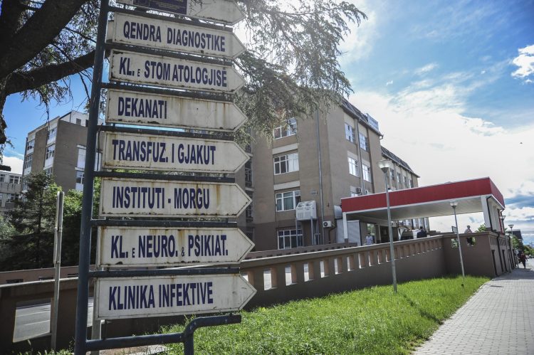 Raportohet se është sulmuar nga qentë endacakë Drejtori i Neurologjisë në QKUK