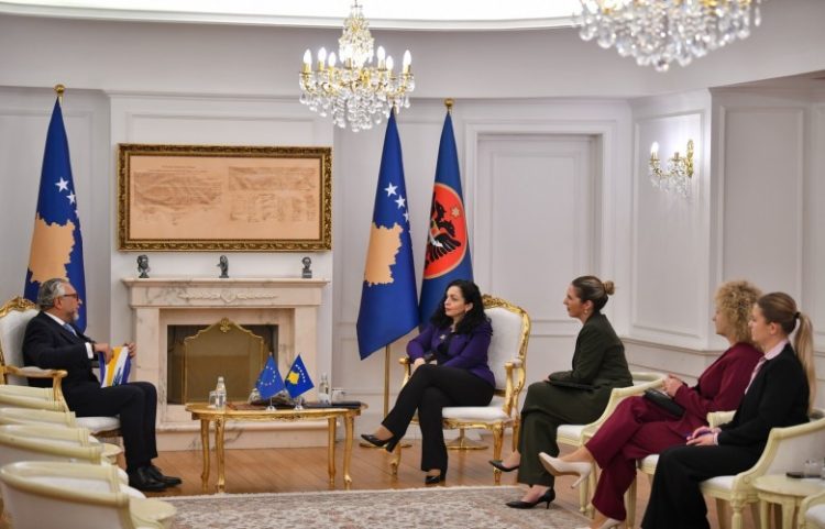 Osmani takon shefin e EULEX-it, temë zbatimi i ligjit në tërë vendin