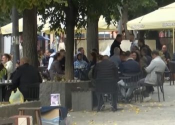 Sheshi në veri të Mitrovicës i mbushur me qytetarë këtë fundjavë