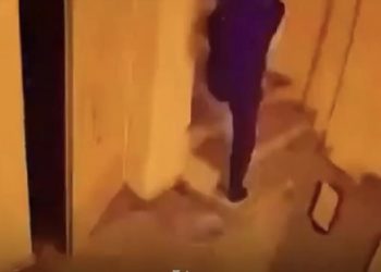 Momenti kur një person i maskuar ua vë flakën orëve të rrymës në një objekt në Fushë Kosovë