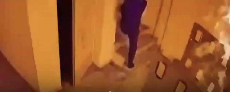 Momenti kur një person i maskuar ua vë flakën orëve të rrymës në një objekt në Fushë Kosovë