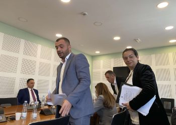 Deputetët e VV-së e lëshojnë mbledhjen ku po raportonte drejtori i AKI-së