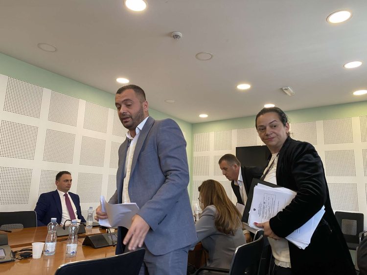 Deputetët e VV-së e lëshojnë mbledhjen ku po raportonte drejtori i AKI-së