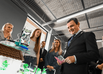 Kurti viziton konferencën vjetore DokuTech, takon nxënës e studentë që prezantuan projektet e tyre