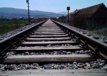 Dikush vendosi gurë në shinat e trenit, deklarohen nga Infrakosi: Është shmangur një rast i rëndë (VIDEO)
