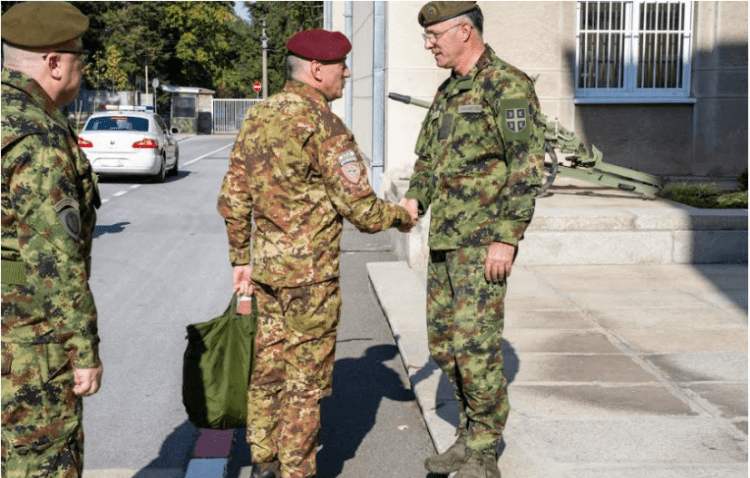 Komandanti i KFOR-it ia bën të qartë gjeneralit serb rëndësinë e shkëmbimit të informacioneve me kohë
