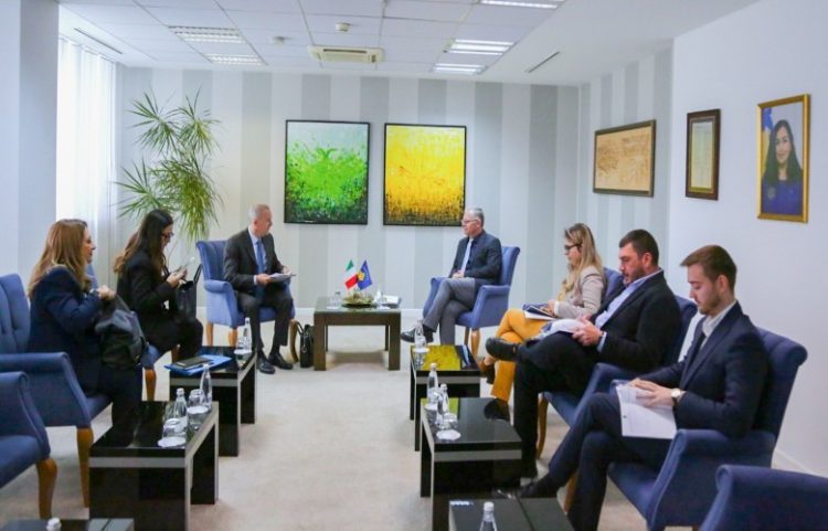 Bislimi e De Riu flasin për heqje të masave ndëshkuese të BE-së për Kosovën