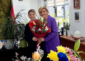 Mimoza Kusari feston ditëlindjen, djali e befason në zyrë