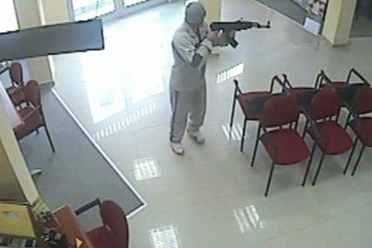 Grabitje nën kërcënimin e armës në një pompë të derivateve