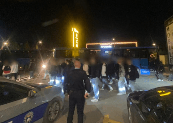 Policia kontrollon një autobus me nxënës në Ferizaj, gjen armë, thika dhe boks hekuri