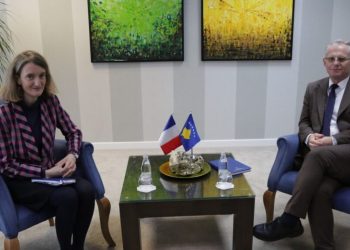 Bislimi në takim me zyrtaren franceze kërkon që BE të heq masat ndëshkuese ndaj Kosovës