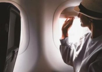 Arsyeja e çuditshme pse nuk duhet të mbështesni kurrë kokën në dritaren e aeroplanit