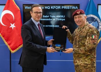 Komandanti i KFOR-it takon ambasadorin turk, flasin për sigurinë në Kosovë