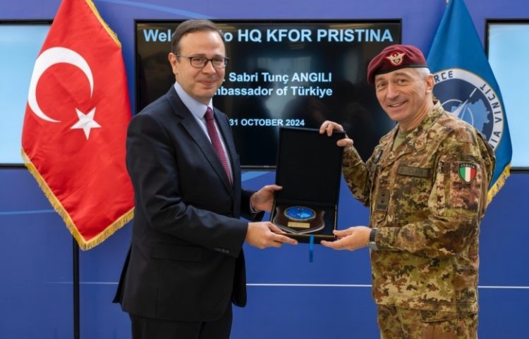 Komandanti i KFOR-it takon ambasadorin turk, flasin për sigurinë në Kosovë