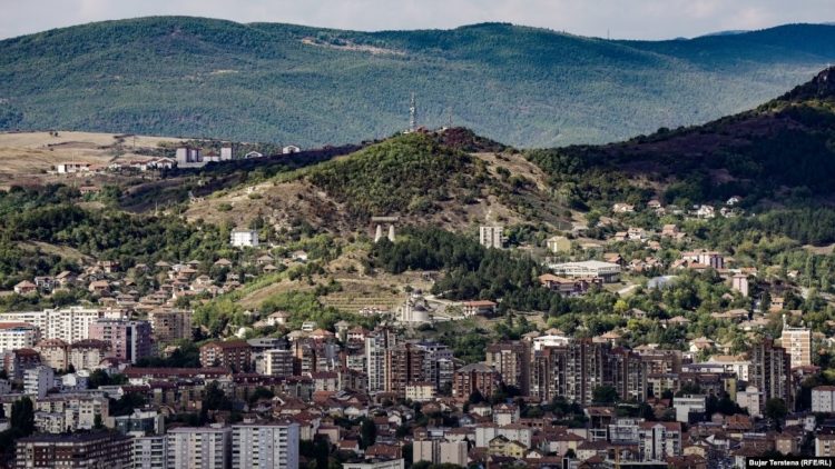 Reagime të ashpra pas incidentit në sheshin “Car Llazar” në veri ku u arrestua një serb për vandalizëm
