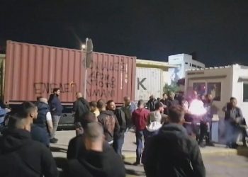 Bllokohet kamioni me targa maqedonase që trasportonte armë në Izrael