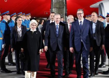 Erdoğan mbërrin për vizitë në Beograd, në aeroport pritet nga Vuçiq