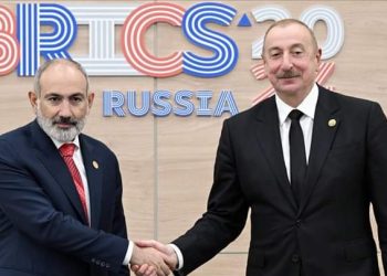 Presidenti i Azerbajxhanit dhe kryeministri armen takohen në margjinat e samitit të BRICS-it