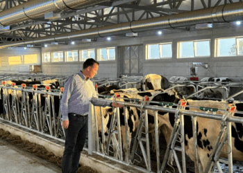 Peci viziton një fermë në Dubravë të Suharekës, shprehet i lumtur për investimet