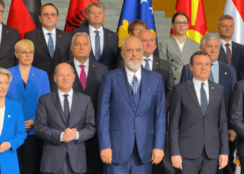 Fotografia familjare në Berlin, Rama e Kurti afër njëri-tjetrit (Video)