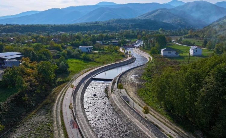 Ndërtimi i shtratit i lumit Lumbardh të Deçanit afër përfundimit, vlera e tij kap 3 milionë euro