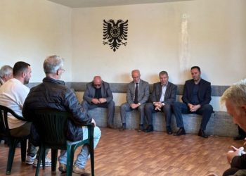 Kryekuvendari Konjufca shkon për ngushëllime në familjen e Jakup Krasniqit pas vdekjes së vëllait të tij