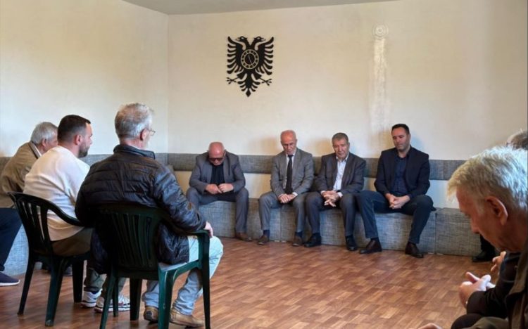 Kryekuvendari Konjufca shkon për ngushëllime në familjen e Jakup Krasniqit pas vdekjes së vëllait të tij