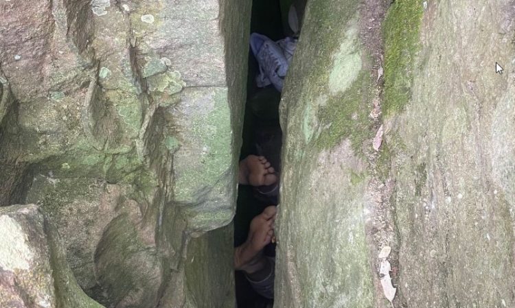 U përpoq të shpëtonte telefonin, gruaja ngec mes shkëmbinjve për 7 orë