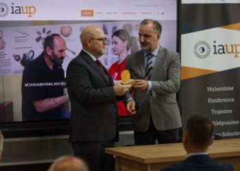 Hovenier merr pjesë në inaugurimin e Institutit Antropologjik të UP’së, i ndahet një çmim