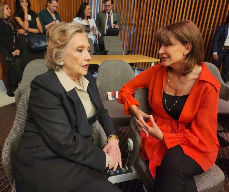 Jahjaga takon ish-sekretaren Clinton, falënderon ShBA-në që i qëndroi afër Kosovës në momentet më të vështira