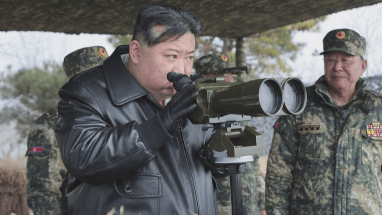 Kim Jong Un shpall zyrtarisht Korenë e Jugut shtet armiqësor