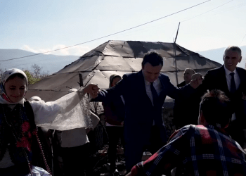Edhe kryeministri Kurti hodhi sot valle me surle e tupane (VIDEO)