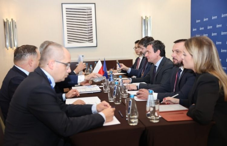 Kryeministri Kurti e ministri Maqedonci në Poloni, flasin për bashkëpunimin në Këshillin e BE-së