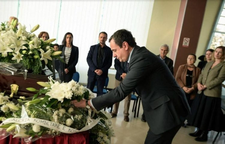 Shkon për ngushëllime në familjen e piktorit Emra, Kryeministri Kurti: Artist patriot, njeri i vendit e popullit