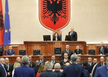 Shqipëri, Kuvendi në seancë plenare, opozita paralajmëron bllokim