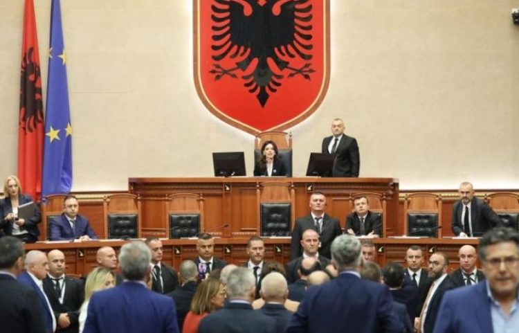 Shqipëri, Kuvendi në seancë plenare, opozita paralajmëron bllokim
