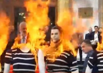 Tension në hyrje të Kuvendit, deputetët e PD-së djegin manekinët me fotot e Ramës, Xhafajt dhe vëllezërve të tyre (Video)
