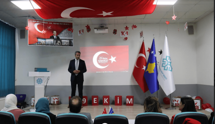 Shkollat ​​Maarif të Kosovës me program festiv shënuan 101-vjetorin e themelimit të Republikës së Turqisë (Foto)