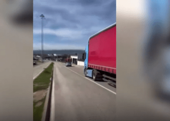 Masat e sigurisë për mallrat serbe, maunja e parë në Merdare përcillet nga policia e dogana deri te terminali doganor(Video)