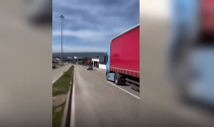 Masat e sigurisë për mallrat serbe, maunja e parë në Merdare përcillet nga policia e dogana deri te terminali doganor(Video)