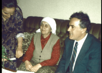 Fotografi e rrallë, nëna e Rugovës duke votuar nga banesa në zgjedhjet e vitit 1992