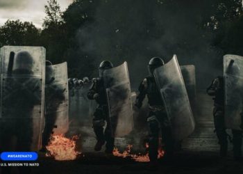 Misioni i NATO-s ndan pamje të ushtarëve amerikanë duke ushtruar pjesëtarët e FSK-së