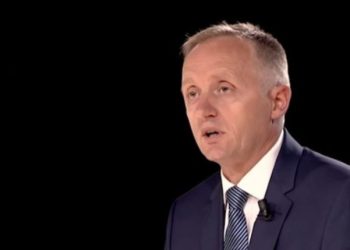 Kush tha që po bie shi?