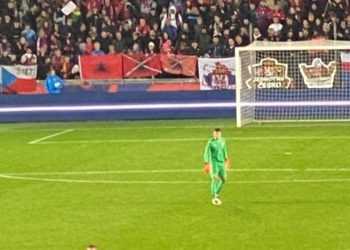 Skandaloze / Tifozët çekë përdhosin flamurin e Shqipërisë dhe shpalosin hartën e Kosovës me flamurin serb