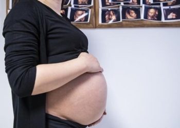 Italia miraton ligjin që e shpall surrogacinë “krim universal”