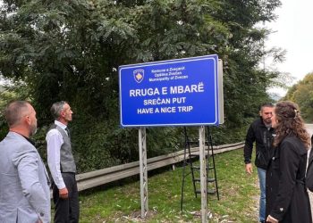 Zveçan, vendosen tabela informuese në gjuhën shqipe, atë serbe dhe angleze